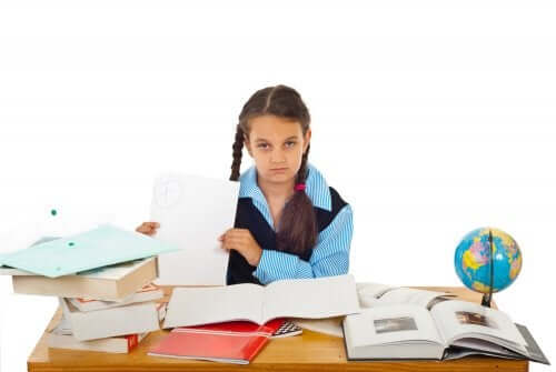 Redoubler une classe : fille débordée sur un bureau