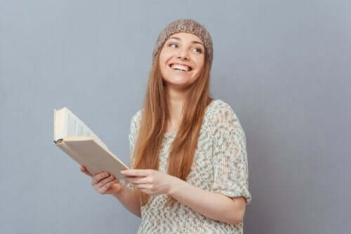 Une jeune femme lit un livre