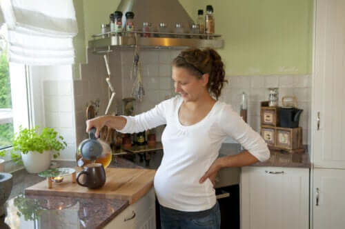 Une femme enceinte qui boit du thé vert