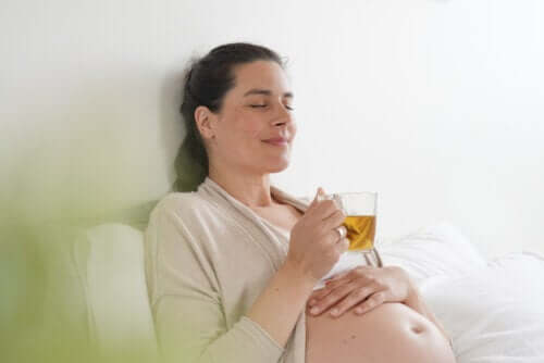 Une femme enceinte qui boit un thé. 