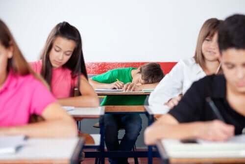 Des adolescents en classe