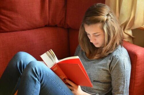 Adolescente qui lit à la maison