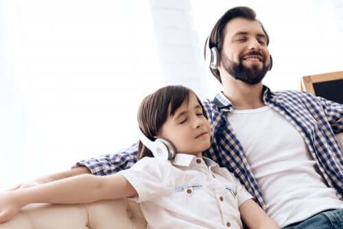 Un père et son fils qui écoutent de la musique ensemble