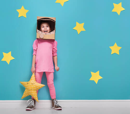 Une fille dans un déguisement d'astronaute