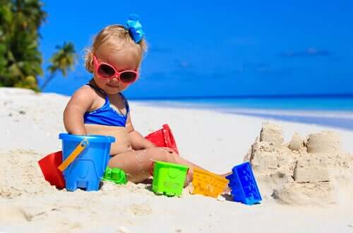 bébé à la plage portant des lunettes de soleil