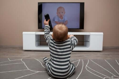 un bébé qui regarde la télévision