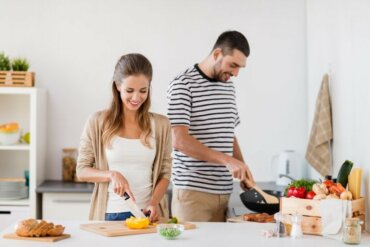 couple cuisinant ensemble