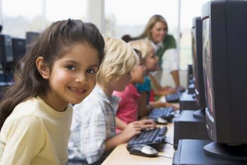 Des enfants suivant des cours d'informatique.