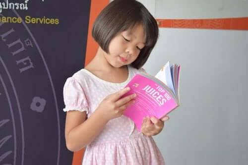 Une petite fille lit un livre en anglais