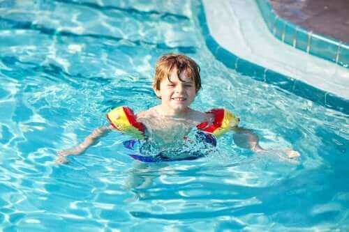 Un enfant apprenant à nager