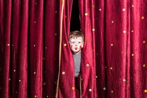 Un enfant déguisé en clown.