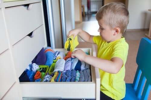 enfant rangeant ses vêtements