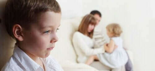 Un enfant jaloux de sa soeur