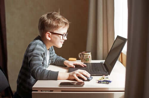 Un enfant devant un ordinateur.
