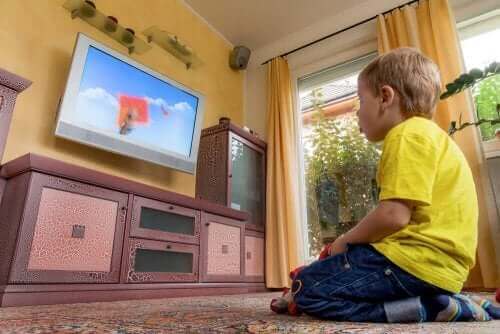 enfant regardant la télévision
