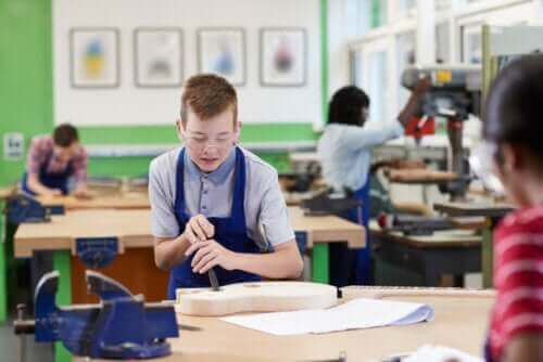 enfants faisant des travaux manuels en classe