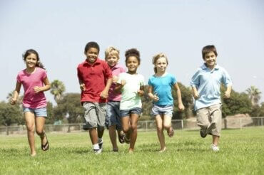 enfants courant en plein air