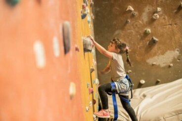 L'escalade procure aux enfants endurance et force
