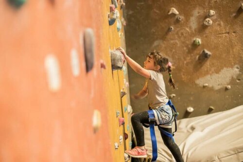 L'escalade procure aux enfants endurance et force
