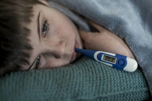 Un enfant qui a de la fièvre