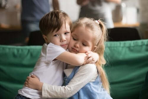 Deux enfants manifestement hypersensibles