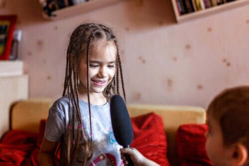 enfants jouant au journaliste