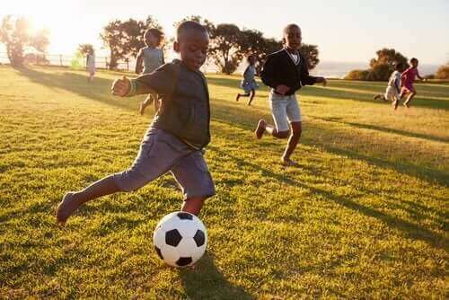 Des enfants heureux jouant au ballon