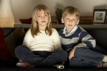 Enfants qui regardent la télévision