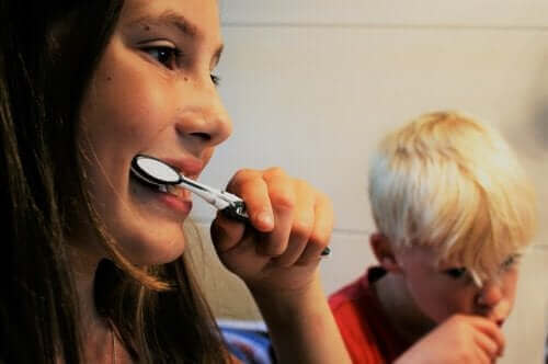 enfants se brossant les dents