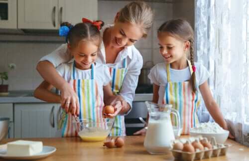 Occuper vos enfants pendant le confinement en cuisinant en famille