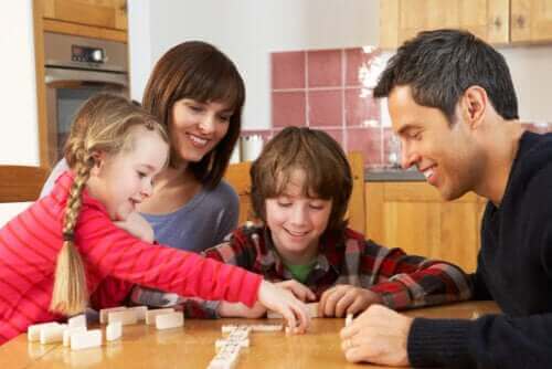 famille jouant aux dominos