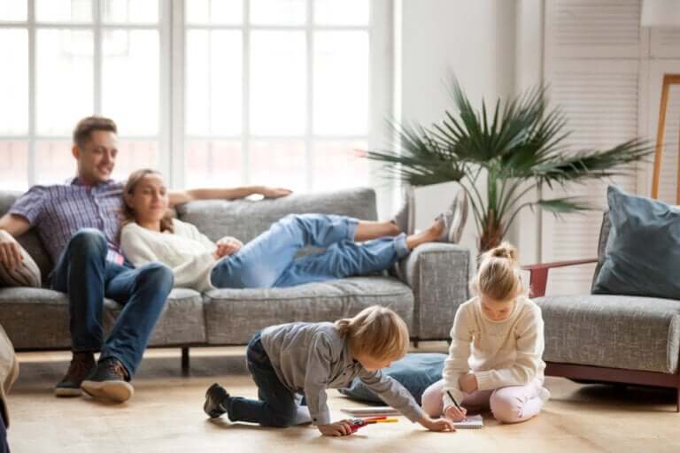 Quelques règles adressées aux parents qui restent à la maison avec leurs enfants pendant la quarantaine