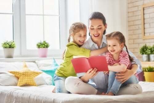 Une mère et ses enfants en train de lire