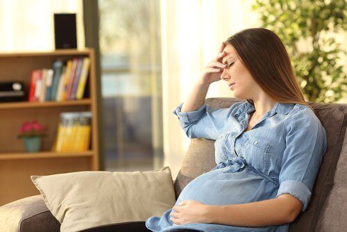 Une femme enceinte visiblement mal à l'aise