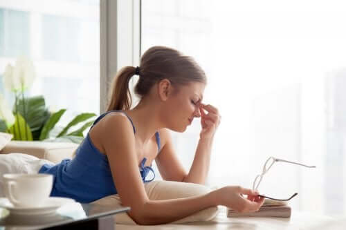 Une femme enceinte souffrant visiblement de nausées