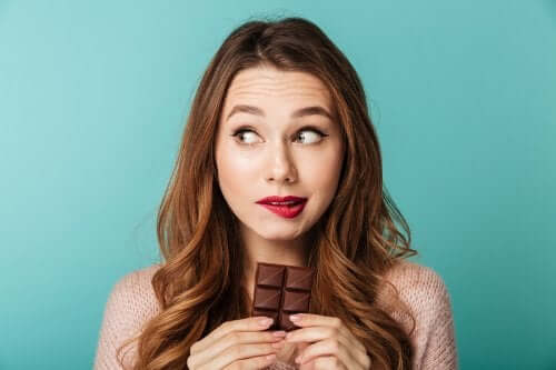femme avec une tablette de chocolat