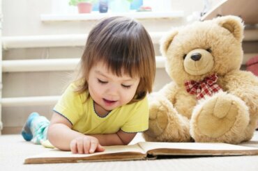 fille lisant avec son ours en peluche