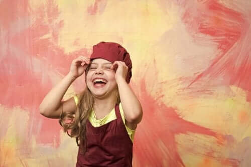 Une jeune fille souriante