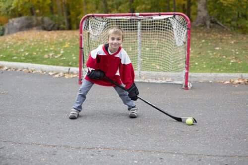 Un garçon qui fait du hockey