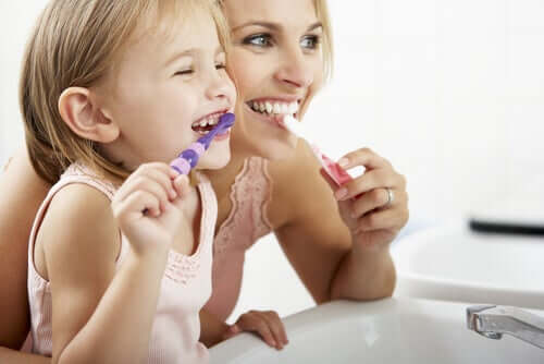 Une mère et sa fille se brossant les dents.