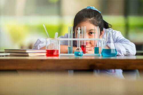 Une jeune fille en cours de sciences, école de l'intelligence, Augusto Cury