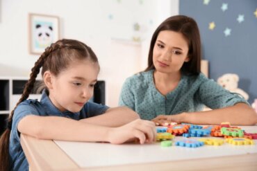 mère et fille jouant ensemble