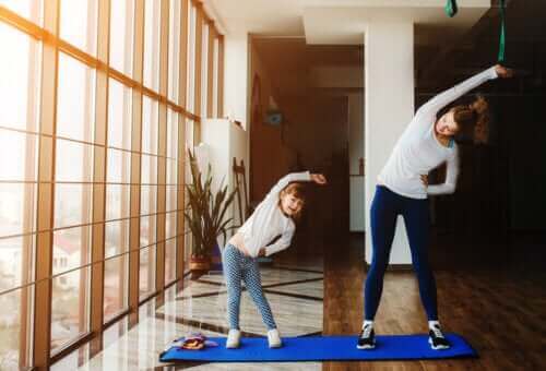 mère et fille faisant de l'exercice à la maison