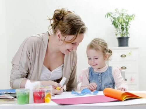 mère et fille faisant des travaux manuels