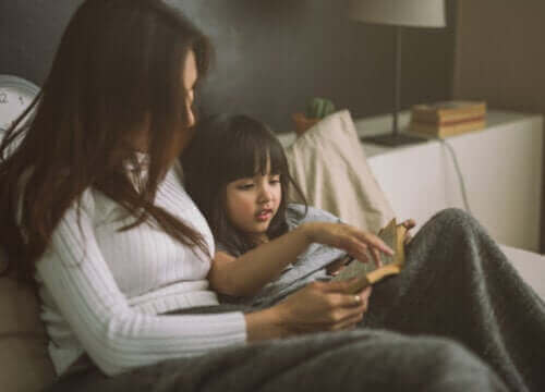 mère lisant une histoire à sa fille