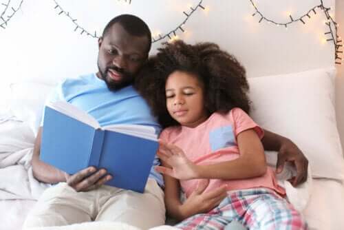 Un père et sa fille qui lisent ensemble.