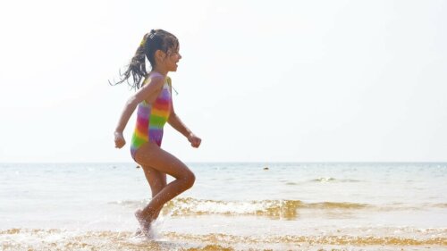 Une petite fille dans l'eau de la plage