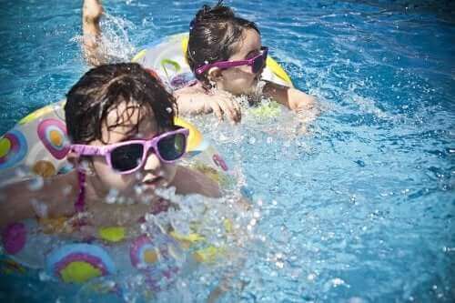 enfants à la piscine avec des lunettes de soleil