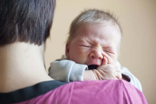 Un bébé en pleurs, syndrome du bébé secoué