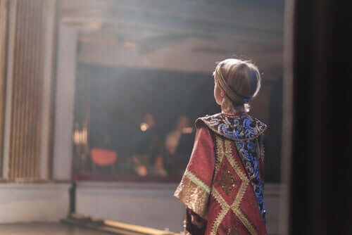 Un enfant au théâtre.